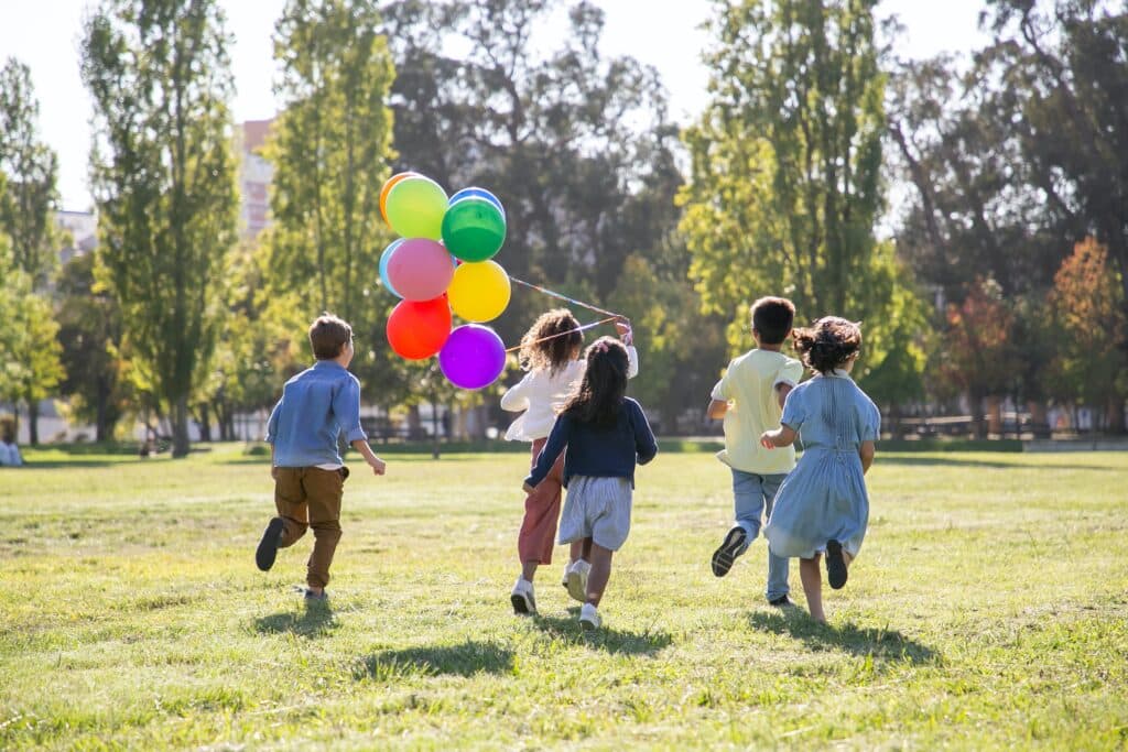 Niños con globos motricidad gruesa 