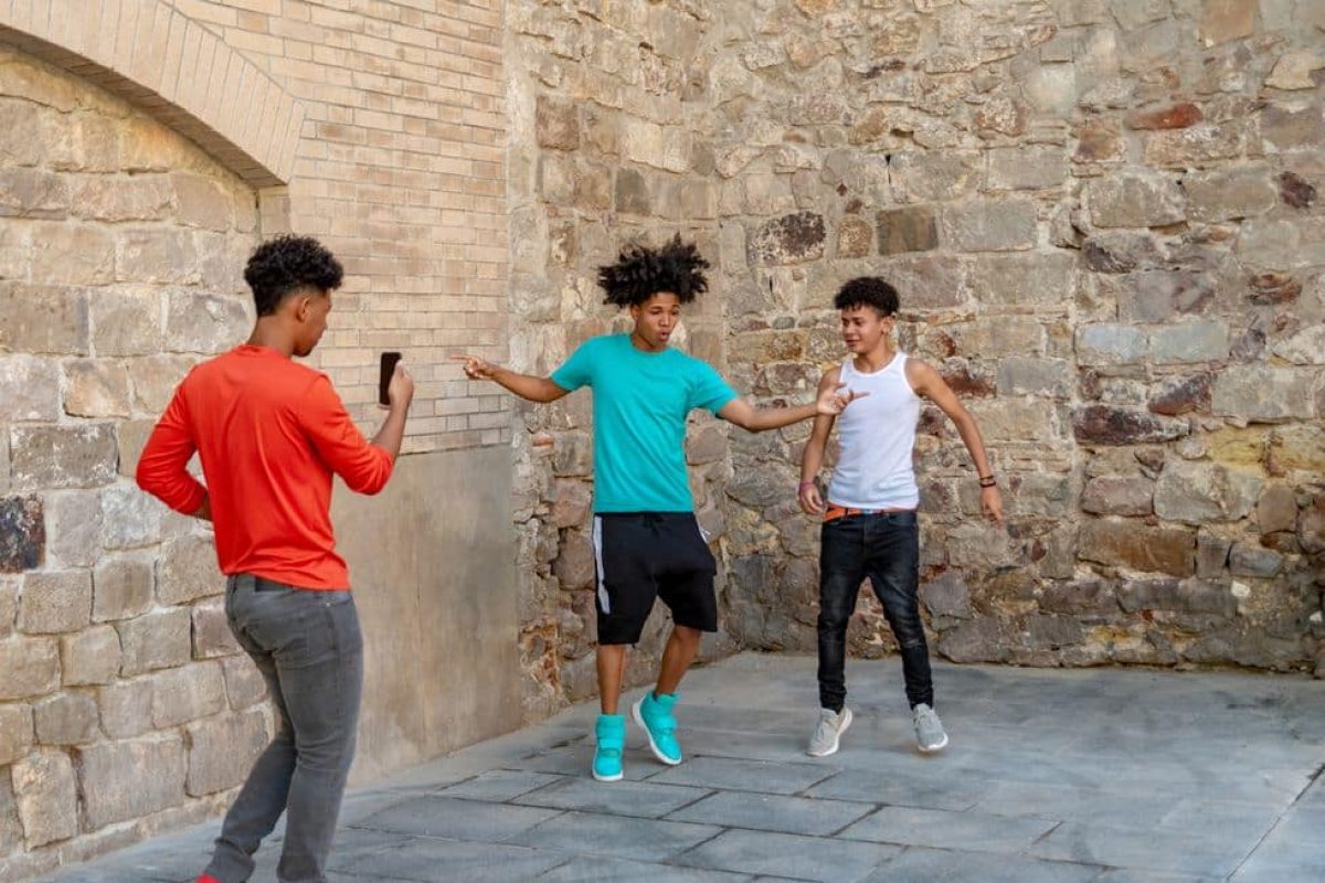 Retos virales, ‘challenges’ y adolescentes: causas y cómo evitar los riesgos retos virales