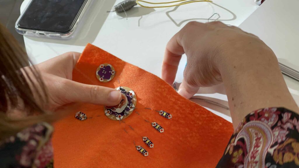 “Los e-textiles son el primer campo en la historia de la informática dominado por mujeres”