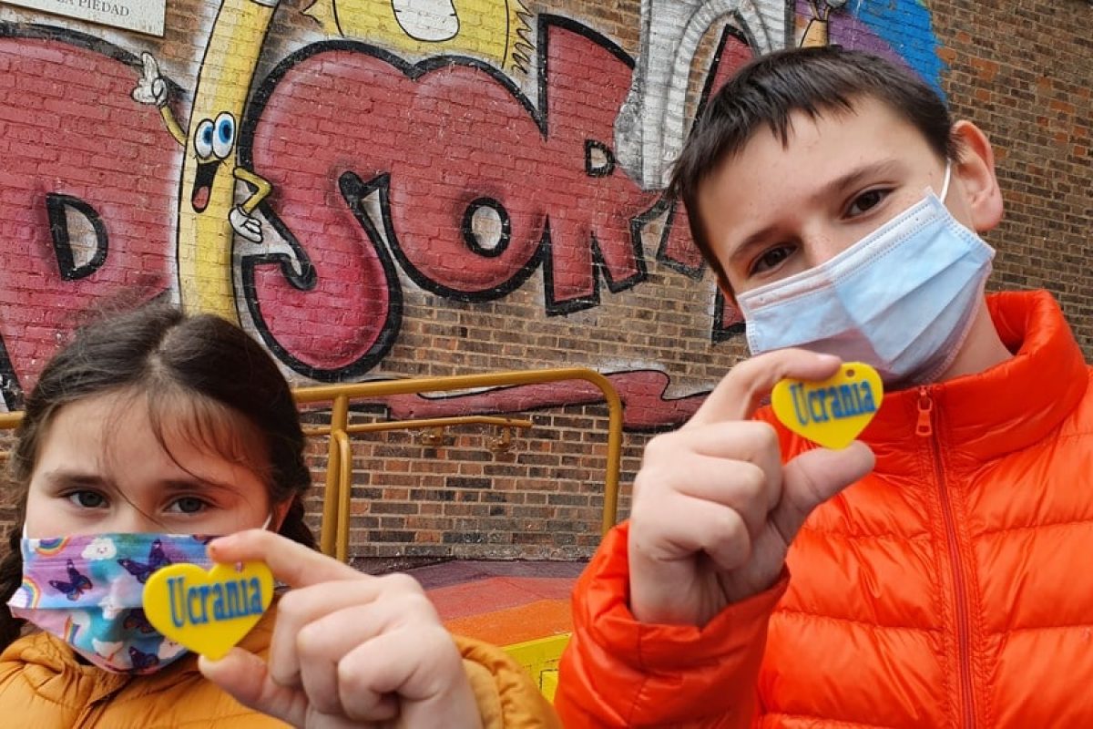 Estudiantes de Primaria crean llaveros solidarios para ayudar a los refugiados ucranianos Experiencia Ucrania