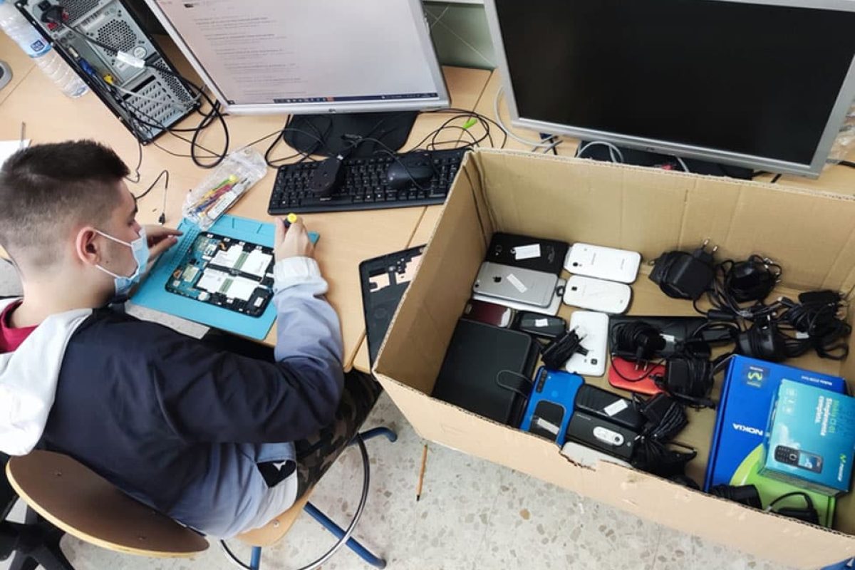 ¿Smartphone roto? Los estudiantes del IES Belén en Málaga lo arreglan Experiencia taller android