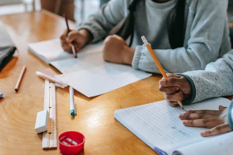 Niños escribiendo un cuento hilado