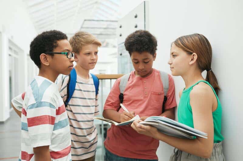 Niños preparando el periódico de clase