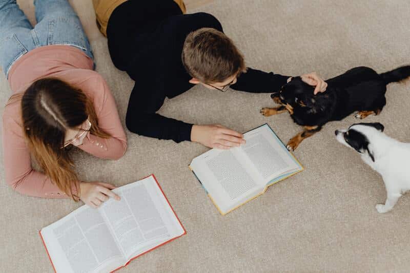 Adolescentes leyendo día de las escritoras