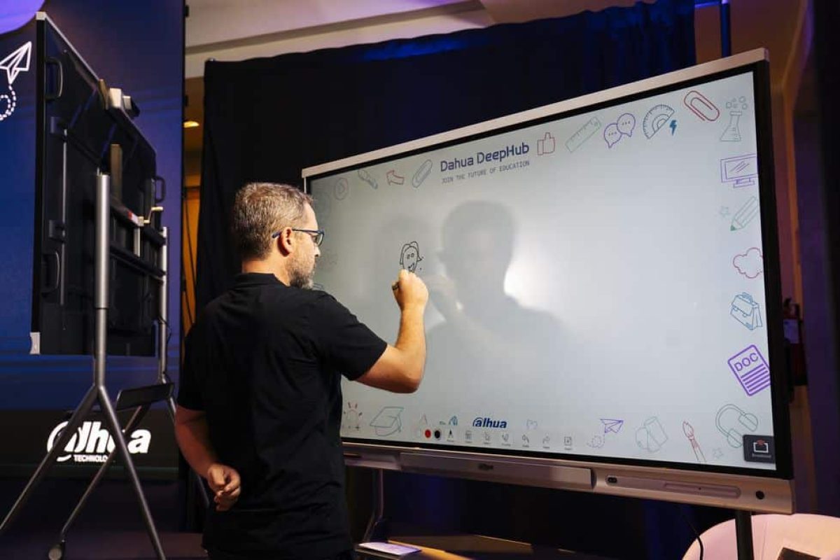 Una pizarra interactiva para fomentar la participación DeepHub Smart Interactive Whiteboard