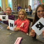 Niños usando Plickers