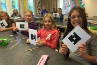Niños usando Plickers