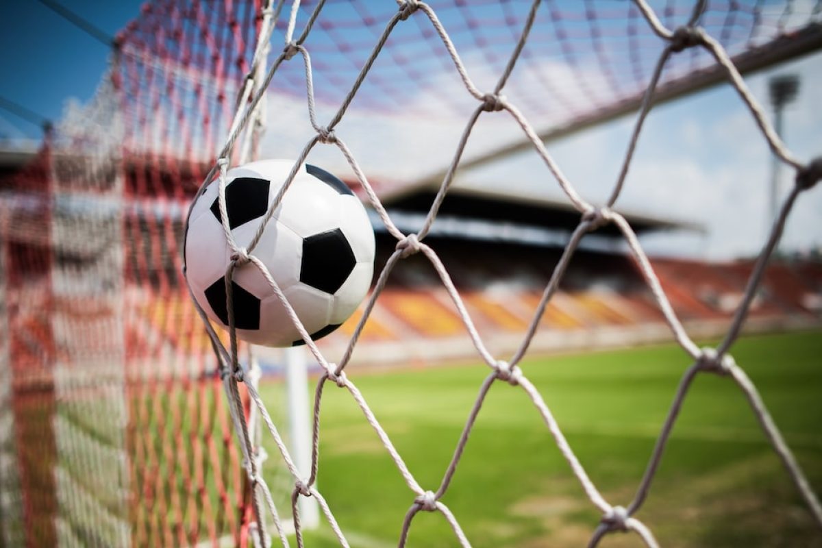 Estudiando y repasando matemáticas con el Mundial de Fútbol soccer into goal success concept