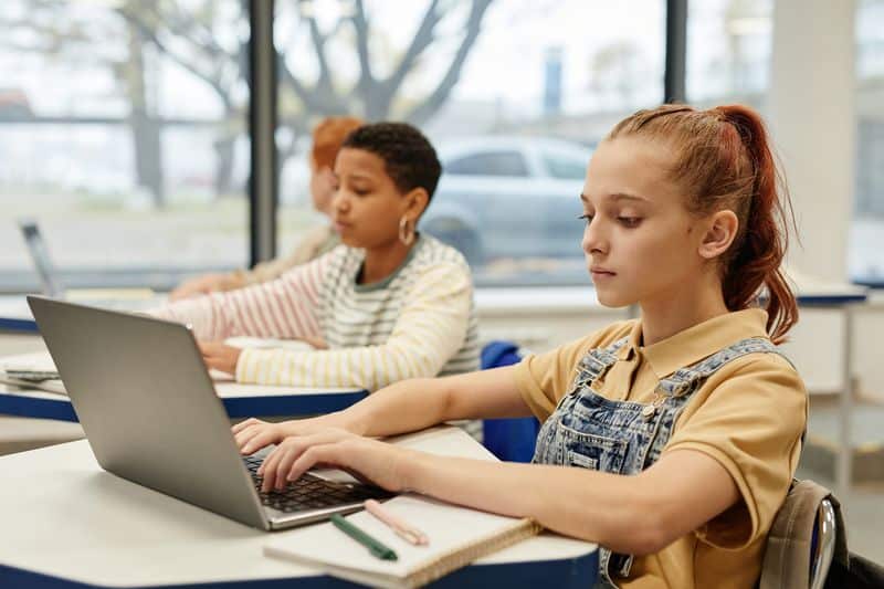 Vigilar la actividad online de los estudiantes en los centros, ¿sí o no?