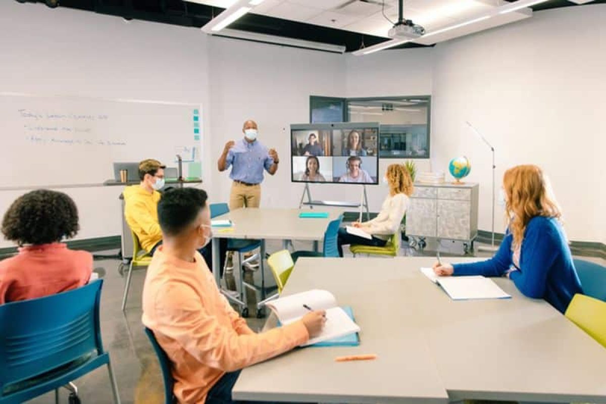 Zoom como herramienta para mejorar las clases universitarias a distancia Zoom