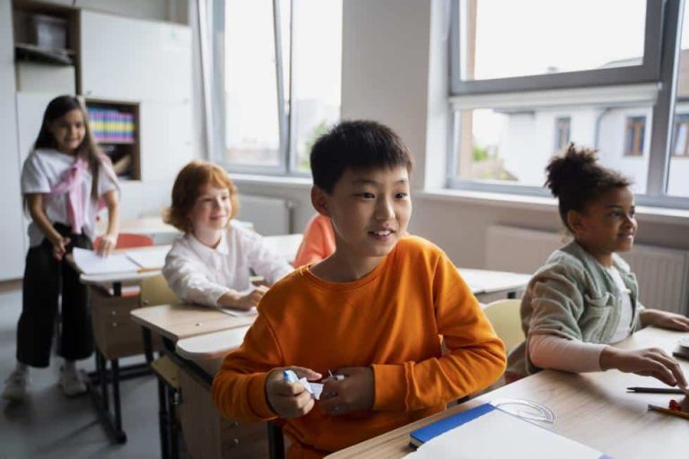 estudiantes adoptados