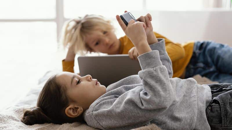 Niños jugando móvil