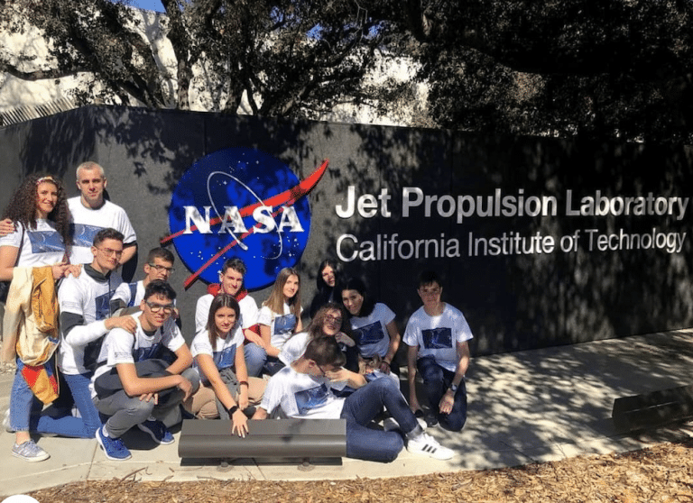 Estudiantes convertidos en ingenieros aeroespaciales