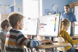 Integrada en la plataforma Bitbloq de BQ Educación, Bitbloq Apps está enfocada al alumnado a partir de 10 años y ofrece una interfaz visual para que desarrollen sus propias aplicaciones móviles para dispositivos Android e iOS de forma sencilla y entretenida.