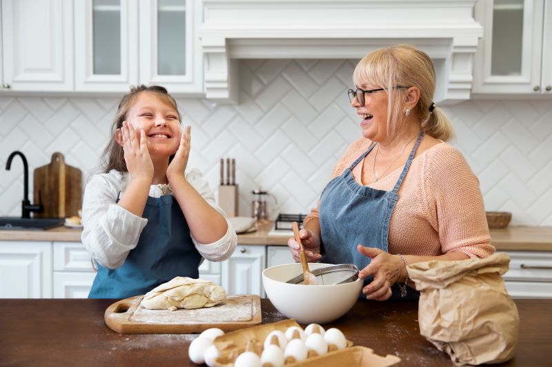 Abuela y nieta cocinando.