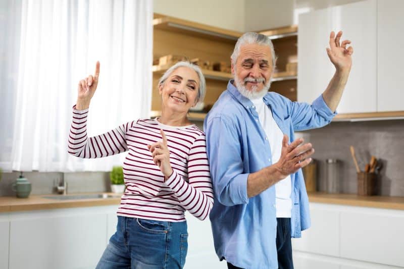 Abuelos bailando.