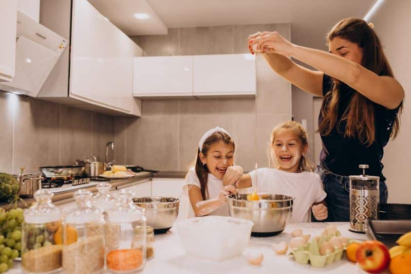 Familia cocinando