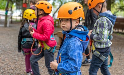 Niños con casco.