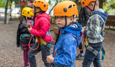 Niños con casco.