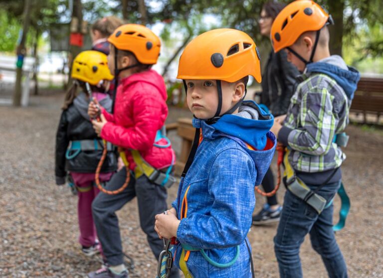 Niños con casco.