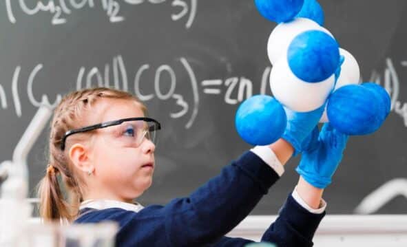 Niña Haciendo Experimento Con Globos.
