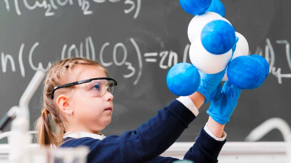 Niña Haciendo Experimento Con Globos.