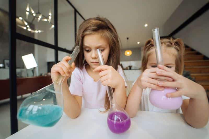 Niñas haciendo experimentos