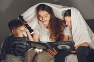 Familia leyendo bajo una sábana