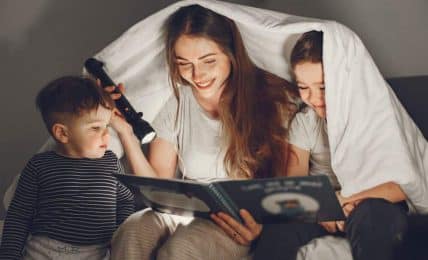 Familia Leyendo Bajo Una Sábana