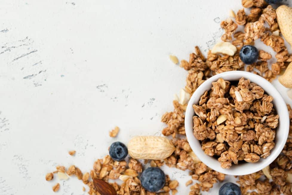 Vaso con granola. recetas de helados saludables