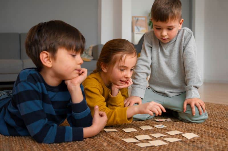 Niños jugando a juegos de mesa