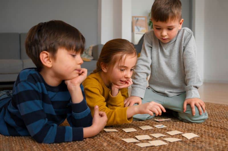 Niños Jugando A Juegos De Mesa