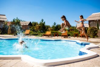 Niños en la piscina