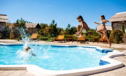 Niños en la piscina
