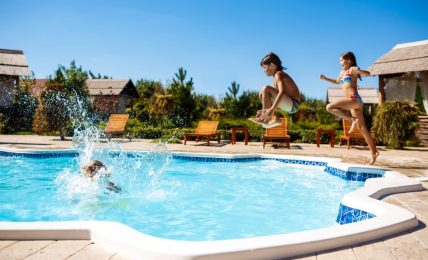 Niños En La Piscina