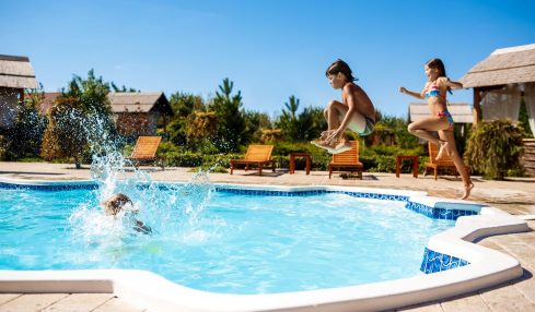 Niños en la piscina