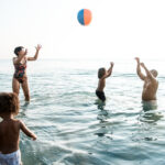 Juegos en la playa en familia