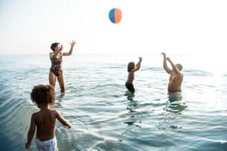 Juegos en la playa en familia