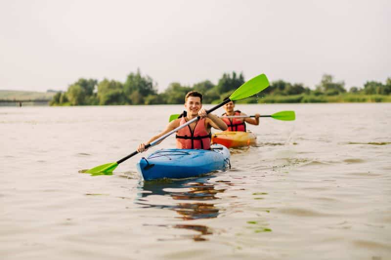 Jóvenes en kayak. deportes de aventura