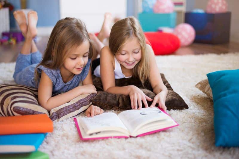 Niñas leyendo actividades verano