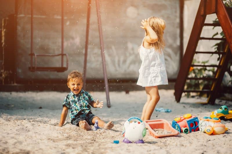 Niños jugando en parque