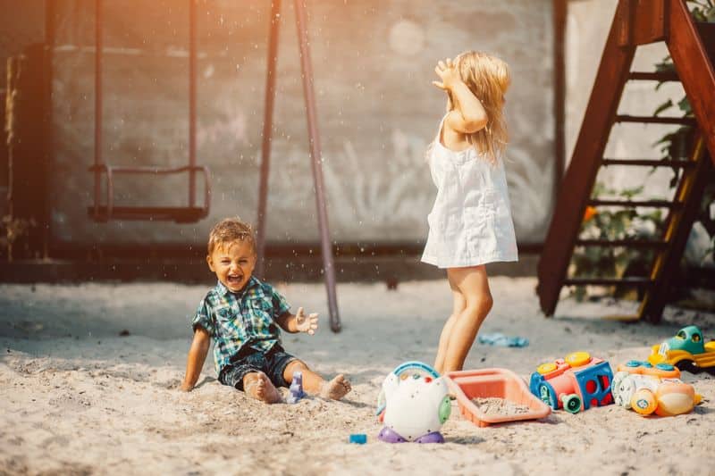 Niños Jugando En Parque