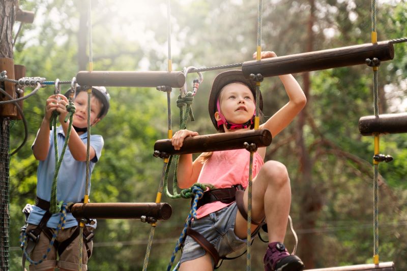 Niños en parque multiaventura deportes de aventura