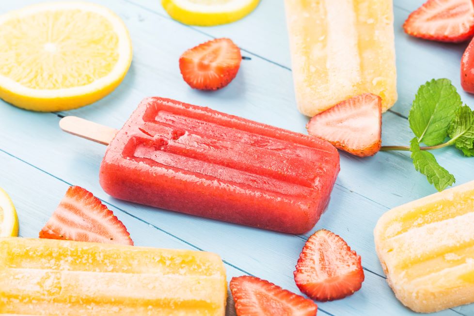 Polos de fresa y naranja. recetas de helados saludables
