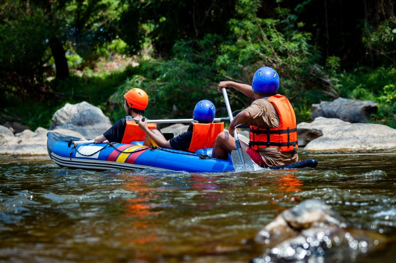 Familia haciendo rafting deportes de aventura