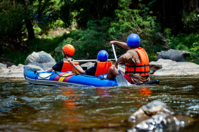 Familia Haciendo Rafting Deportes De Aventura