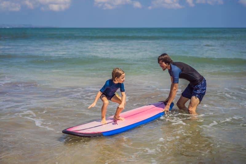 Instructor Con Niño Surfeando Deportes De Aventura