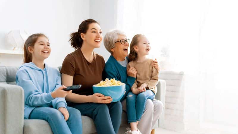 Familia viendo una película.