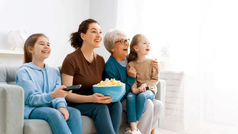 Familia Viendo Una Película.