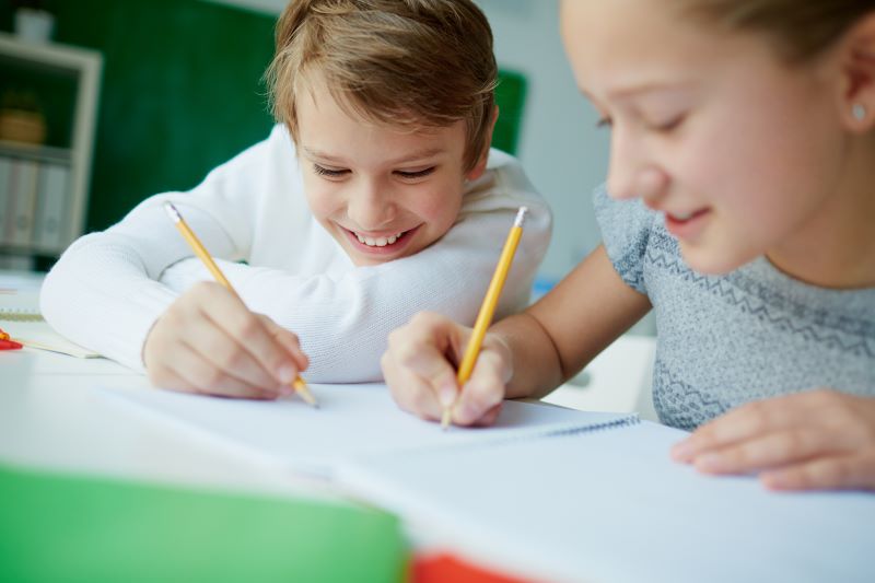 Niños Escribiendo.